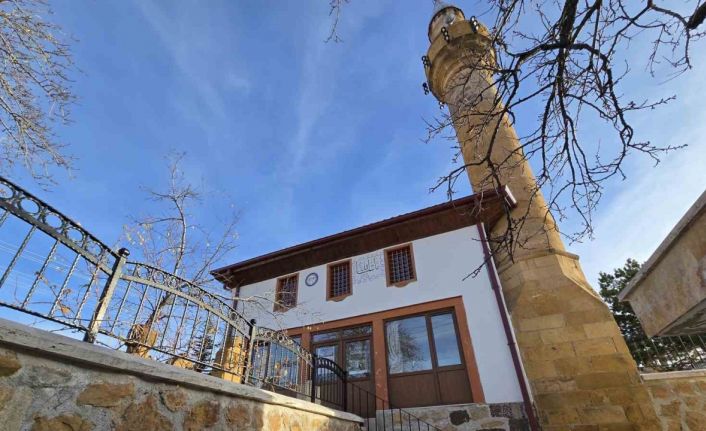 Tekke Arapdede Camii asırlık tarihiyle ziyaretçilere ve cemaate kapısını açıyor