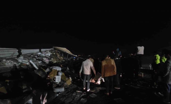 Tekstil malzemesi yüklü tır devrildi: Yol trafiğe kapandı