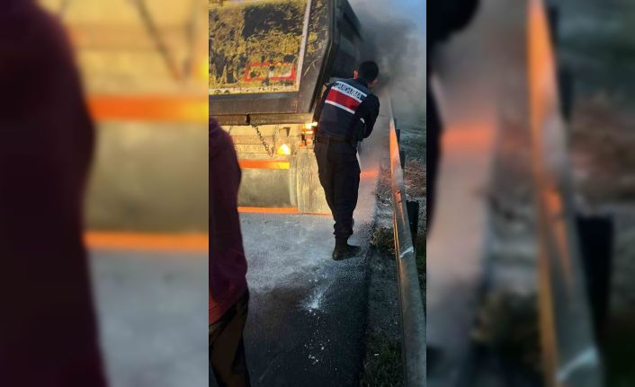 TEM Otoyolu’nda alev alan hafriyat kamyonunu jandarma ve itfaiye söndürdü