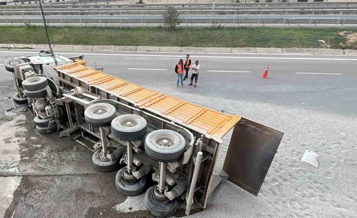 TEM Otoyolu’nda mıcır yüklü kamyon devrildi: 1 yaralı