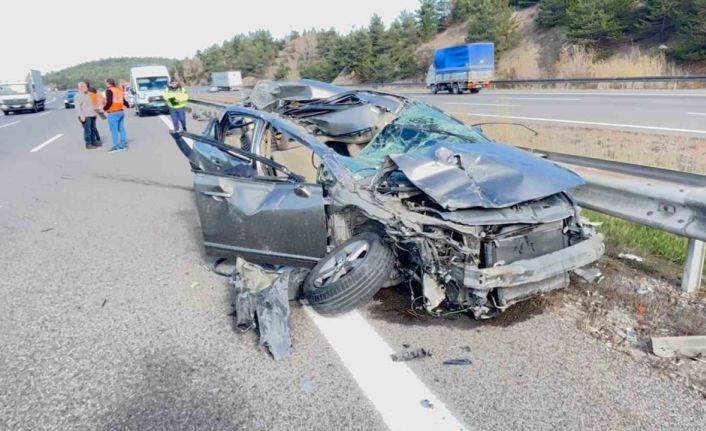 TEM’de otomobil kamyona çarptı: 3 yaralı