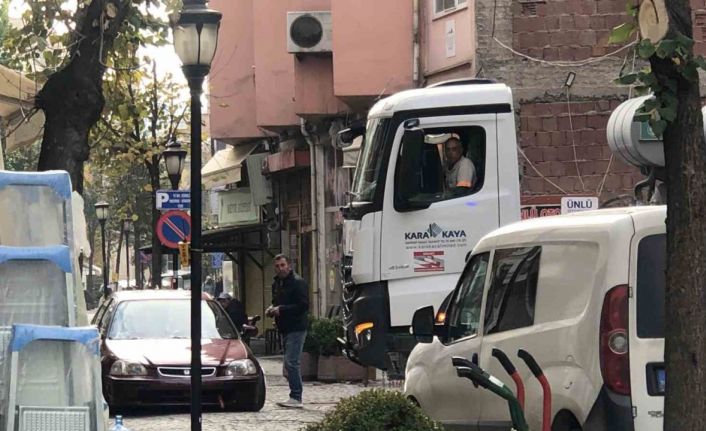 Ters yönden gelen plakasız otomobil ambulansın ilerlemesini engelledi