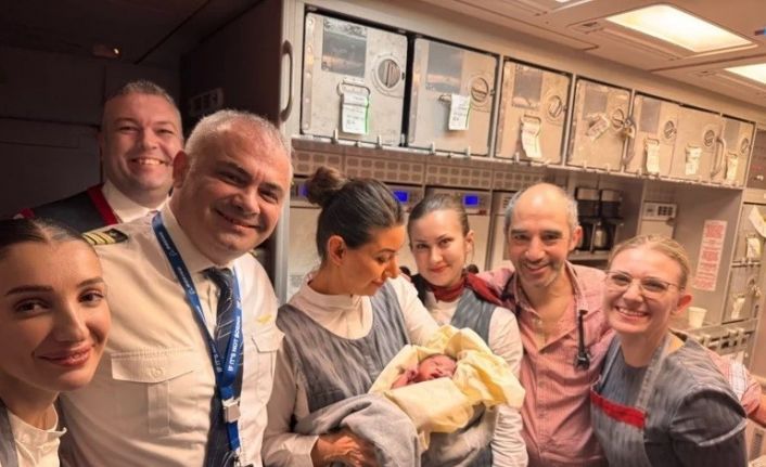 THY uçağında bebek sürprizi