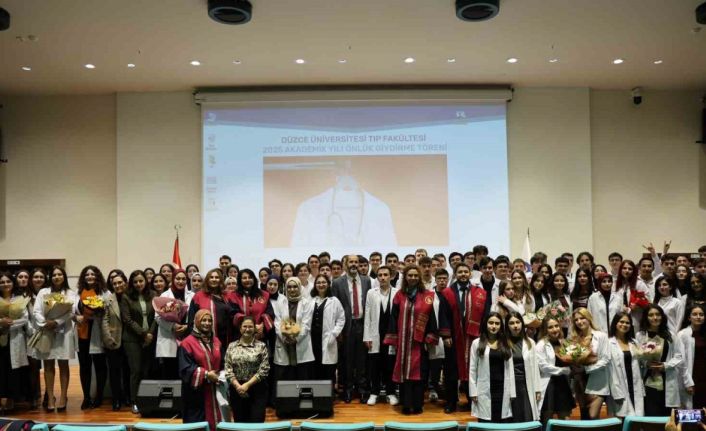 Tıp fakültesi öğrencileri beyaz önlüklerini giydi