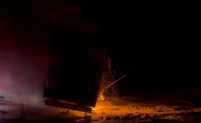 Tır alev alev yandı: Yol 3 saat kapalı kaldı