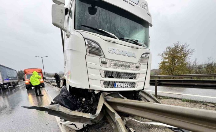 Tır bariyere saplandı