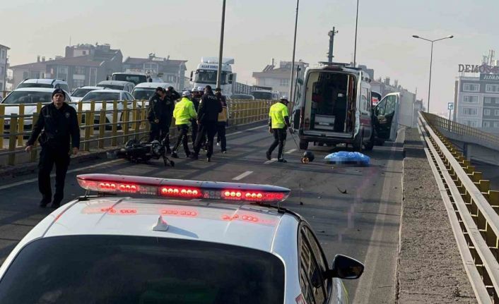 Tır ile motosiklet çarpıştı, üniversite öğrencisi motosikletli öldü