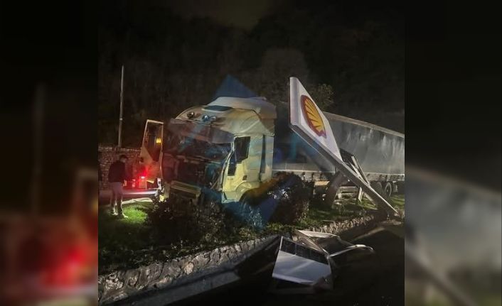 Tır önce yön tabelasına çarptı ardından akaryakıt istasyonuna girdi