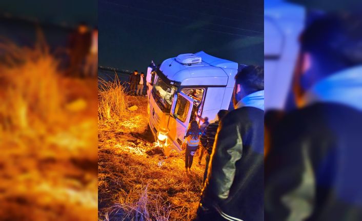 Tır tarlaya uçtu: 2 yaralı