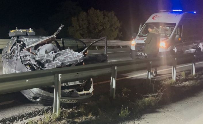 Tıra arkadan çarpan otomobil hurda yığınına döndü: 1 ölü