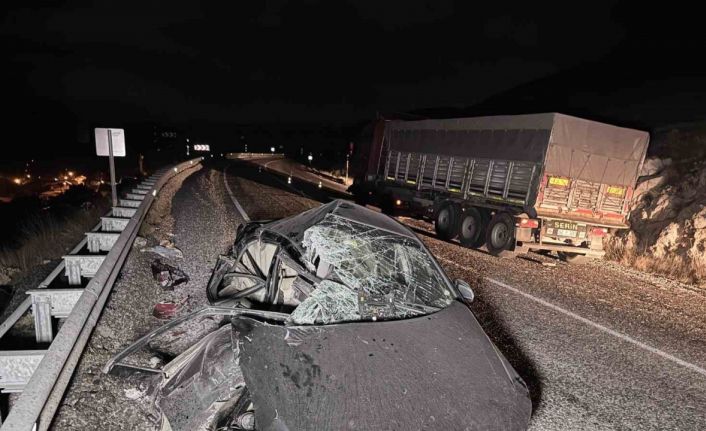 Tıra çarpan otomobilde 4 kişi yaralandı