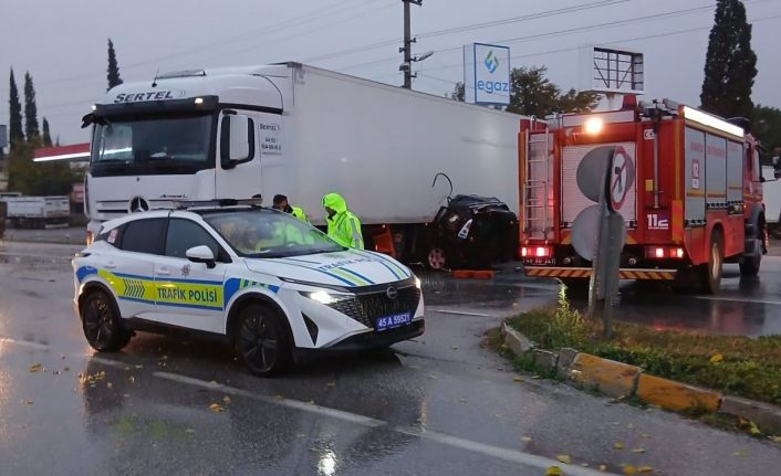 Tırın altında kalan otomobildeki karı koca hayatını kaybetti