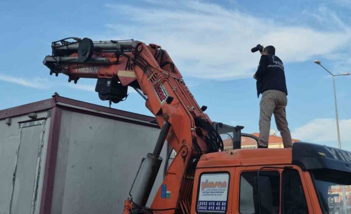 Tırın dorsesindeki konteynerden düşen işçi ağır yaralandı
