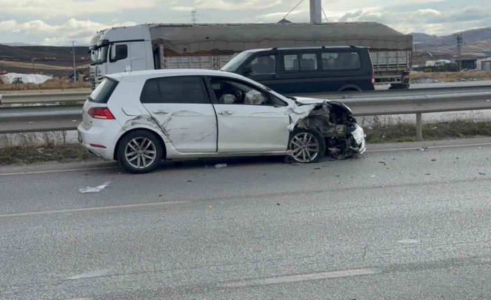 Tırın otomobili sıkıştırdığı kaza anı kamerada: 1 yaralı