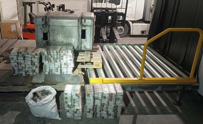 Tırın yakıt deposundan bin 800 paket sigara çıktı