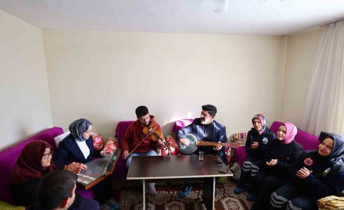 Tokat Belediyesi yaşlıların evine temizlik ve canlı müzikle misafir oldu