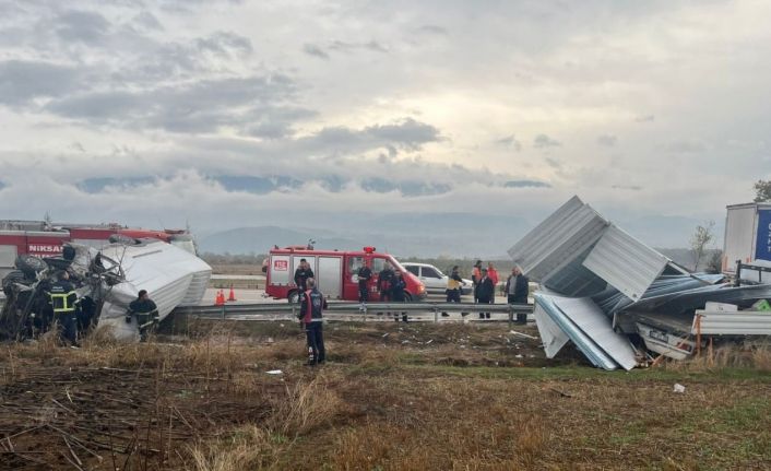 Tokat’ta yapı malzemesi yüklü kamyonete çarpan minibüs sürücüsü yaralandı