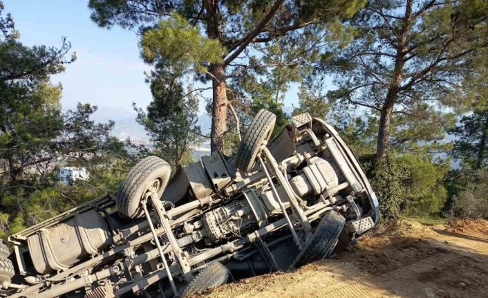 Toprak yolda uçuruma yuvarlanan hafriyat kamyonunun sürücüsü yaralandı