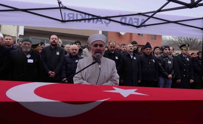 Trafik kazasında şehit düşen polis memuru toprağa verildi