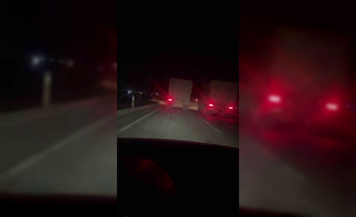Trafikte 100’ü bulan hızla yarışan kamyonların o anları kamerada