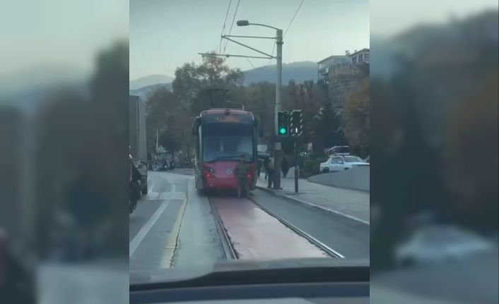 Tramvayın arkasına tutunarak yolculuk eden çocuk yürekleri ağıza getirdi