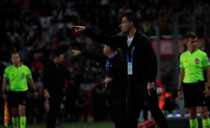 Trendyol Süper Lig: Antalyaspor: 0 - Beşiktaş: 2 (İlk yarı)