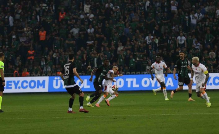 Trendyol Süper Lig: Kocaelispor: 1 - Galatasaray: 0 (İlk yarı)