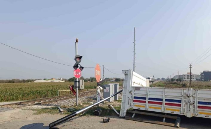 Turgutlu’da hemzemin geçitte kaza: Kamyonetin kasası koptu