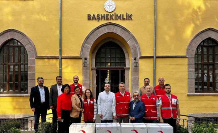Türk Kızılay Manisa’dan tedavi gören vatandaşlara giysi desteği