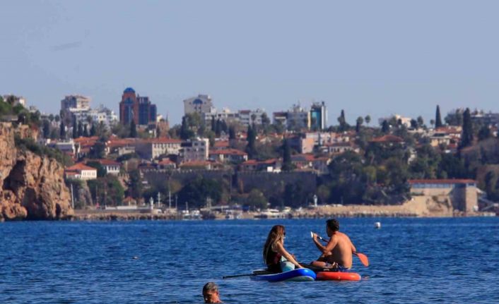 Türkiye’de karla mücadele başlarken, Antalya’da deniz mevsimi devam ediyor