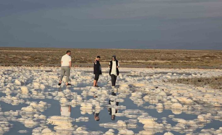 Tuz Gölü’nde sular çekildi, Pamukkale travertenlerini andırdı