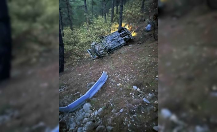 Uçuruma yuvarlanan araçtaki vatandaşı AFAD ekipleri çıkardı