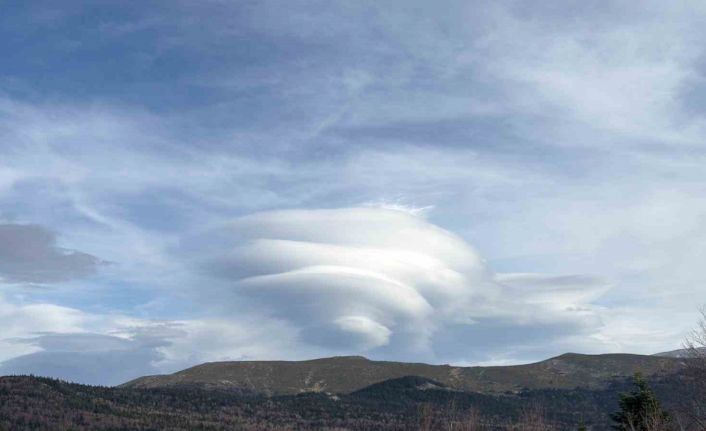Uludağ semalarında mercek şeklinde bulut oluştu