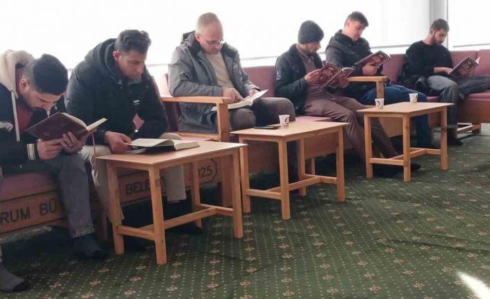 Uluslararası öğrenciler şehitler için hatim okudu