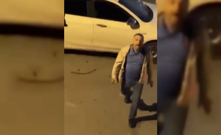 Ümraniye’de eşinin ve komşusunun otomobiline sopayla zarar veren kişi kamerada