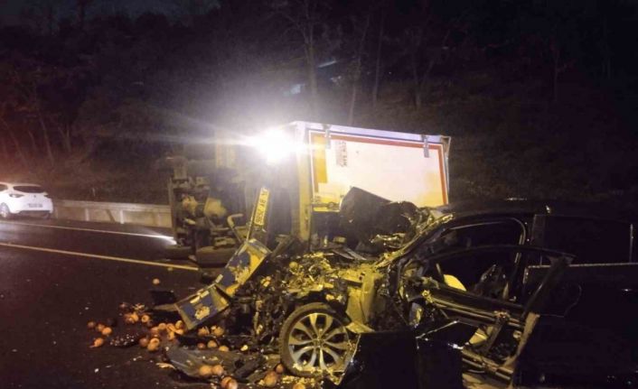 Ümraniye’de otomobil, seyir halindeki kamyonete çarptı : 2 yaralı