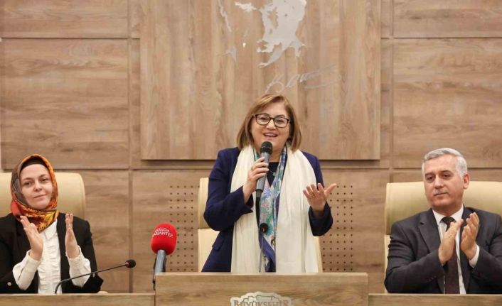 Umreden dönen ikinci kafile, Fatma Şahin ile bir araya geldi