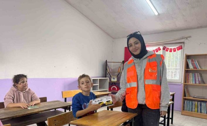 Üniversite öğrencileri 6 öğrencili köy okulunu yeniledi