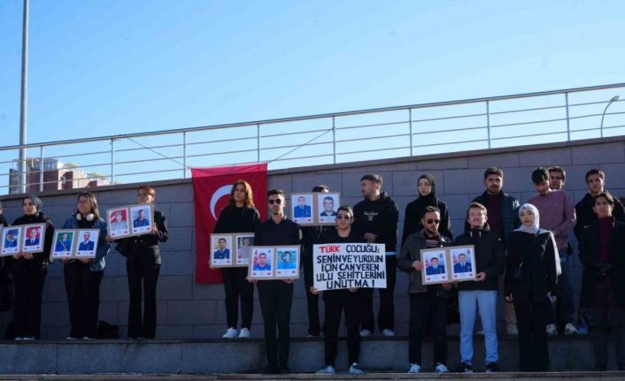 Üniversite öğrencileri şehitleri dualarla andı