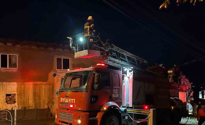 Uşak’ta 2 katlı evin çatısı yandı