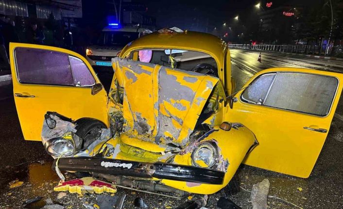 Uşak’ta otomobil ile otobüs çarpıştı: 1’i ağır 3 yaralı