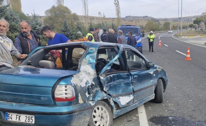 Uşak’ta otomobil ile tır çarpıştı: 1 yaralı