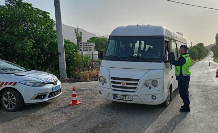 Uşak’ta polis ve jandarmadan okul çevreleri ve servislere sıkı denetim