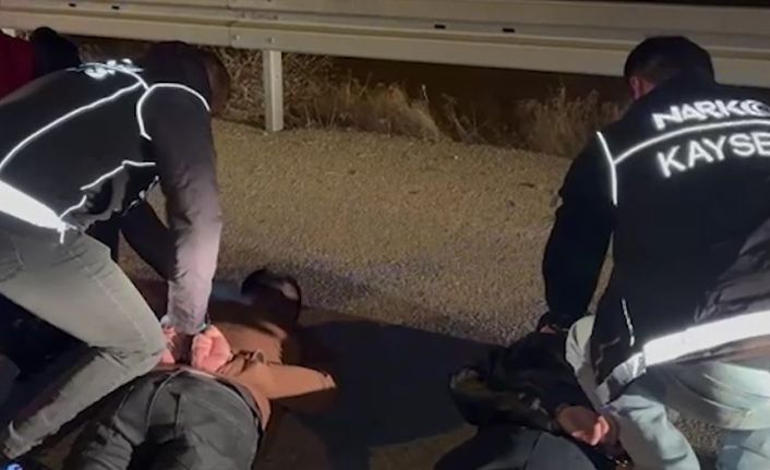 Uyuşturucu tacirlerinin aracından 1 kilo uyuşturucu çıktı