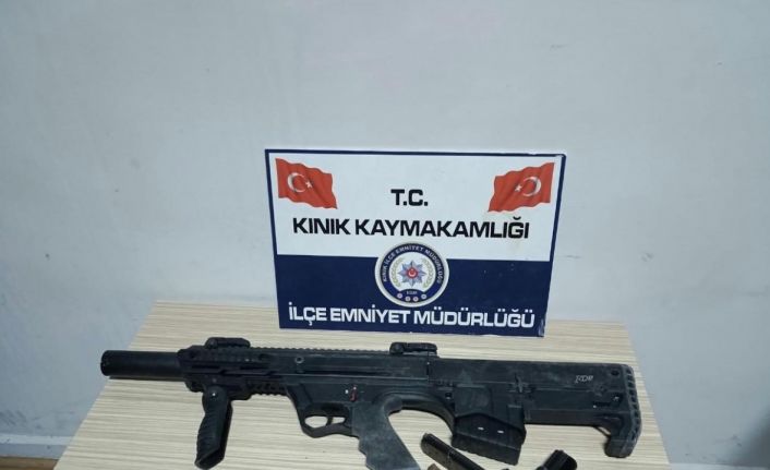 Üzerindeki mermiler ele verdi, evinden ruhsatsız silah ve tüfek çıktı