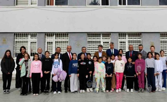 Vali Bakan: "Öğretmenlik, bedeli hiçbir maddi karşılıkla ölçülemeyecek kadar değerlidir"