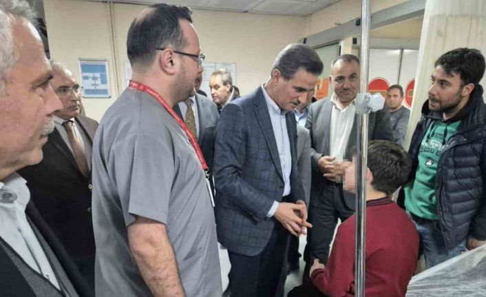 Vali Baruş, zehirlenme şüphesiyle hastaneye kaldırılan öğrencileri ziyaret etti