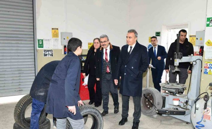 Vali Çiçek’ten okul ziyareti