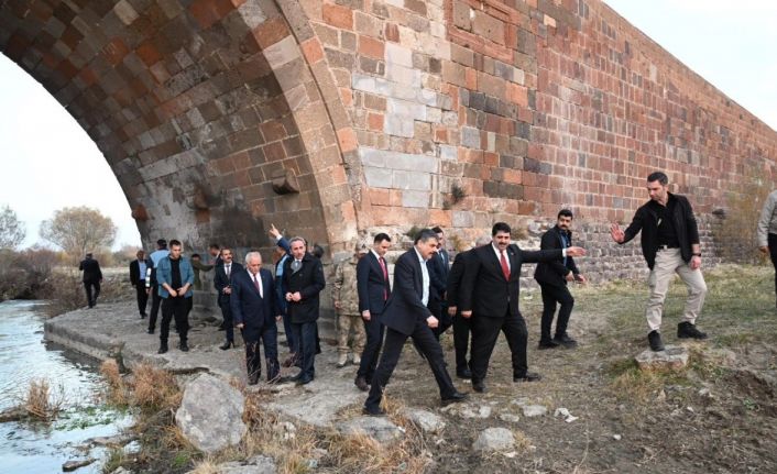 Vali Çiftçi, Köprüköy’de incelemelerde bulundu