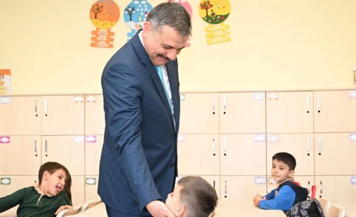 Vali Çiftçi öğrenci ve öğretmenlerle buluştu